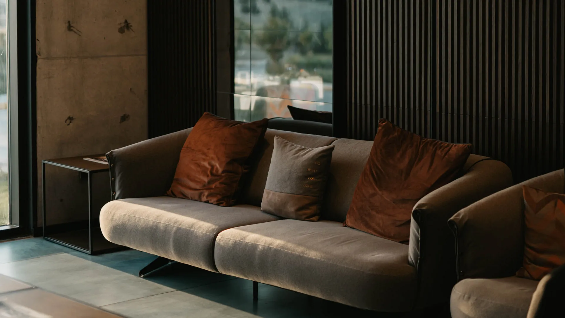 Wohnzimmer mit Sofa und Kissen