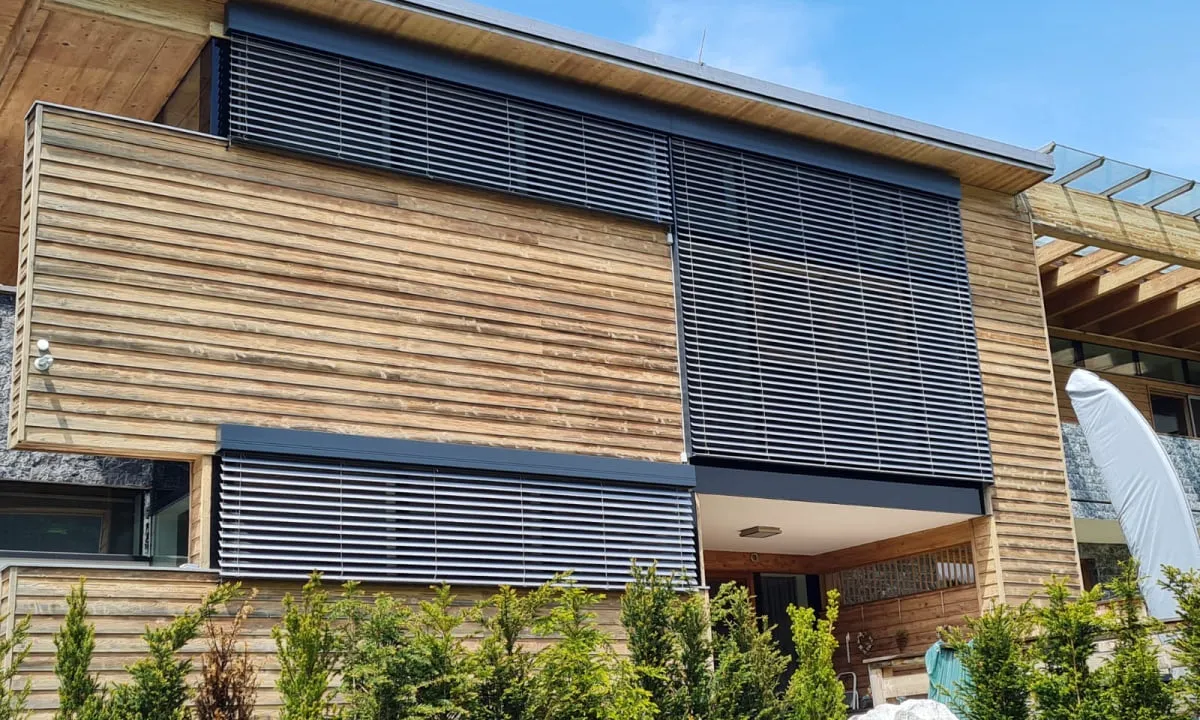 Raffstore mit verstellbaren Lamellen an einer Fassade
