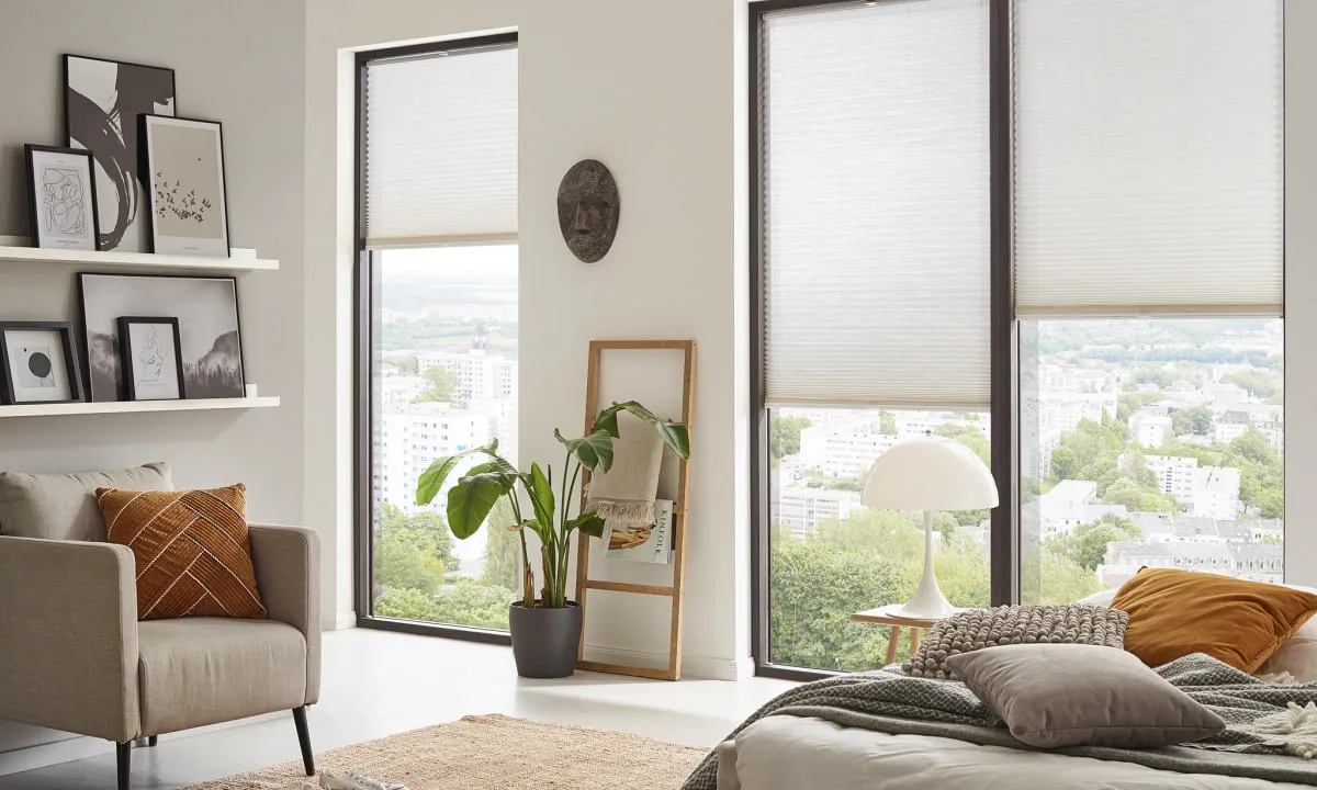 Faltstore als Innen-Sonnenschutz am Fenster
